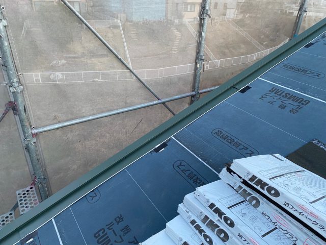 明石市の葺き替えで防水シートの施工中